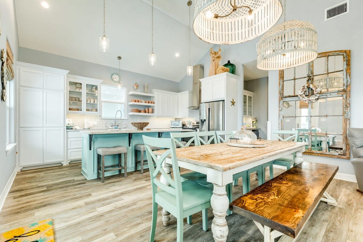 Sweet Salty Hot Tub Across from Jetty Best Ship Watching