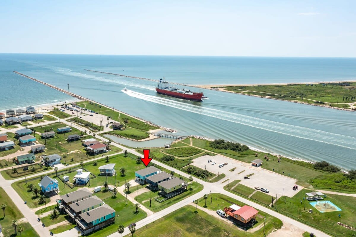 Sweet Salty Hot Tub Across from Jetty Best Ship Watching 3