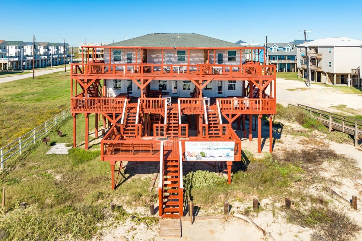 Livin The Dream Beachfront Center 3