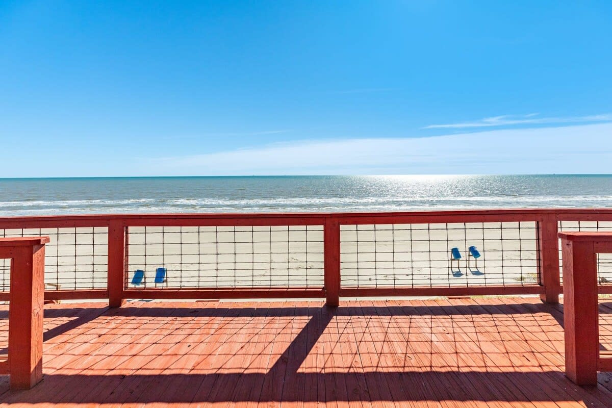 Livin The Dream Beachfront Center 4