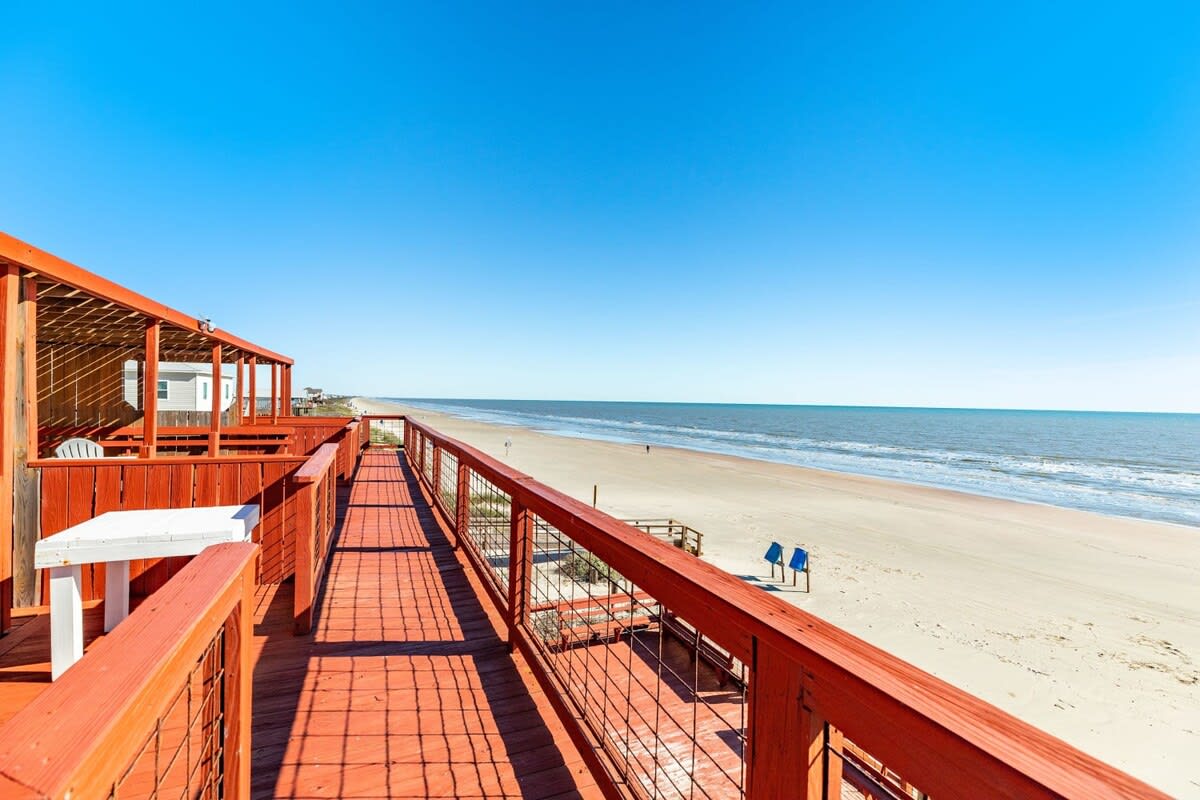 Livin The Dream Beachfront Center 6