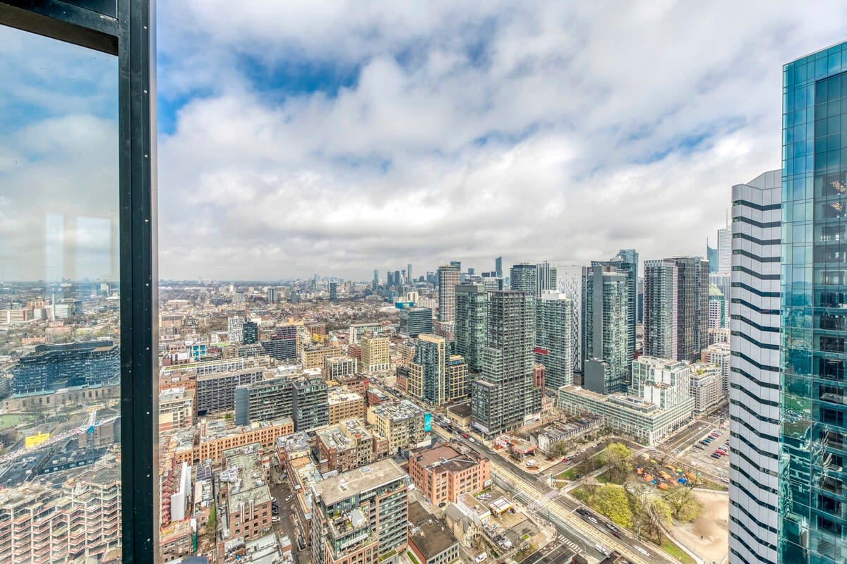 Penthouse Above the Clouds Toronto