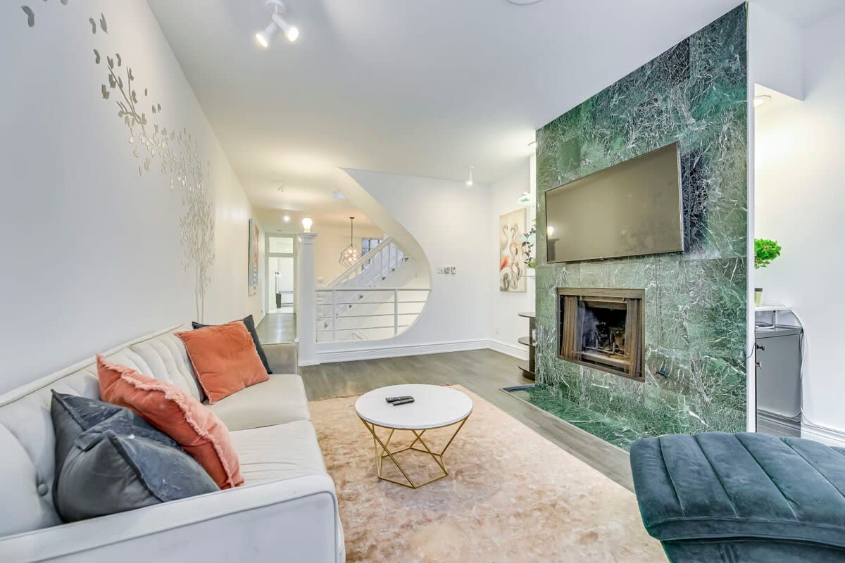 Stylish 2 Storey 2BR in Downtown Toronto