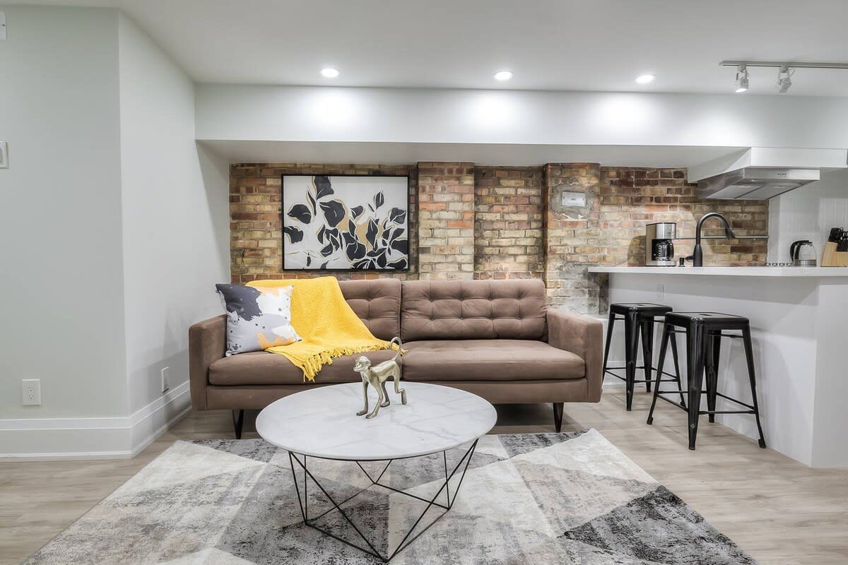 Snazzy 2BR Suite near Dundas Square