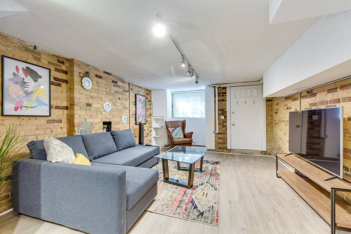 Elegant Spacious Studio in Downtown Toronto