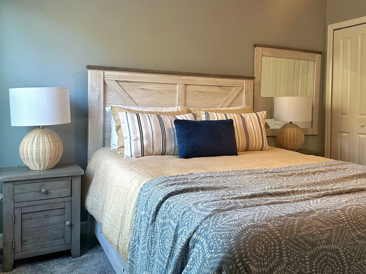 Wake Up Refreshed: Start your day right in our cozy queen bed

