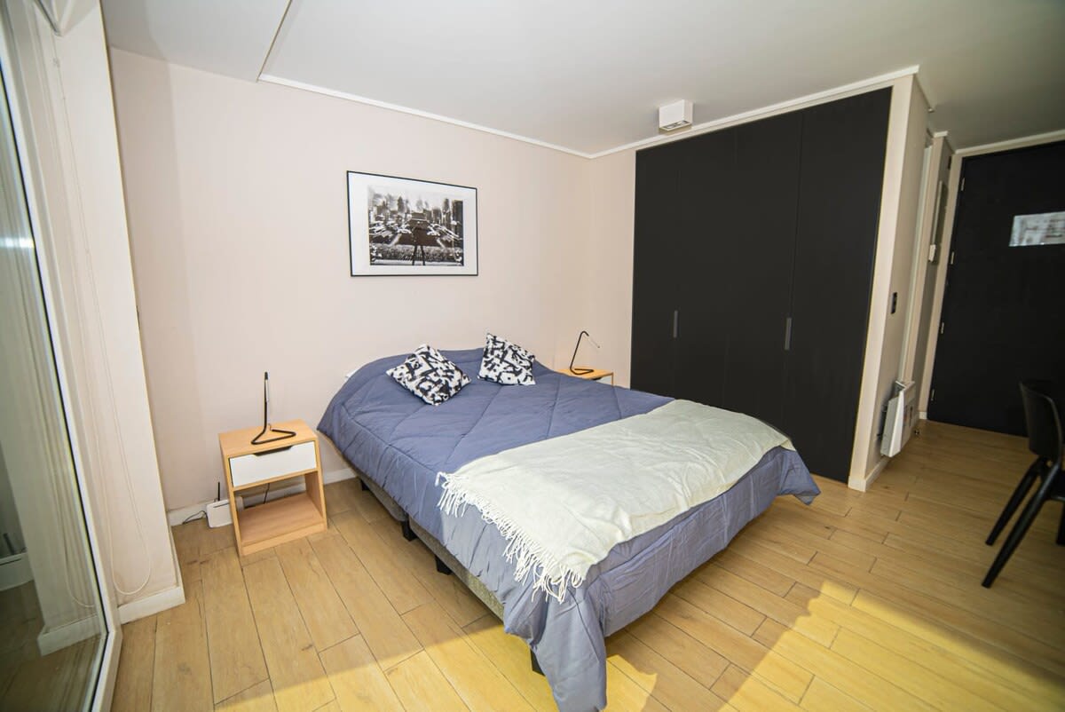 Cozy studio with a comfortable bed and ample storage, perfect for a relaxing stay in the heart of Chile.