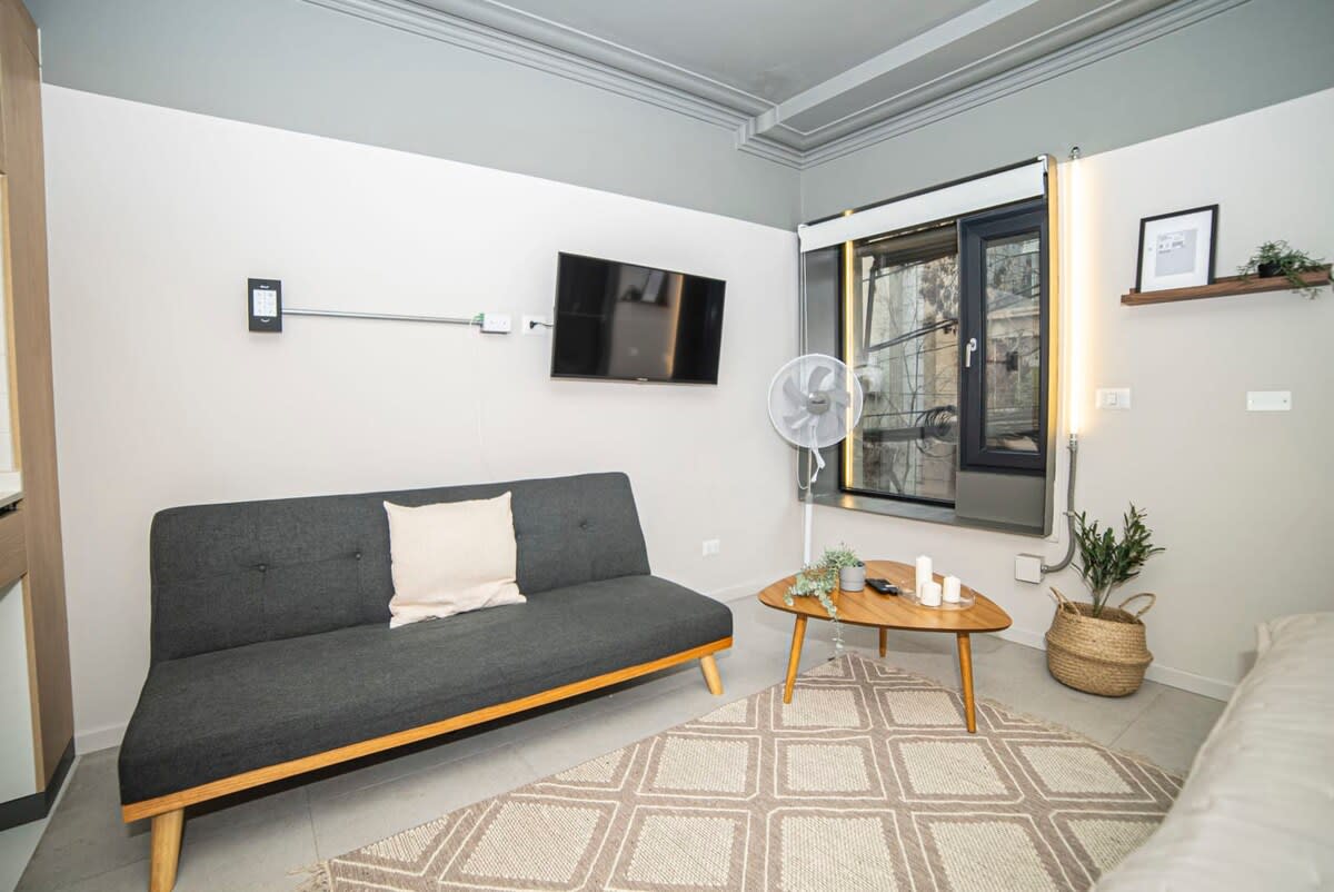 Cozy living room with modern decor, perfect for relaxing evenings with a movie or a good book.