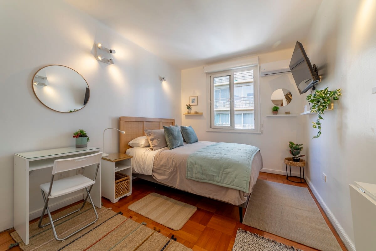 Relax in this cozy studio with modern decor, natural light, and a comfortable bed. Ideal for a peaceful stay in the heart of the city.