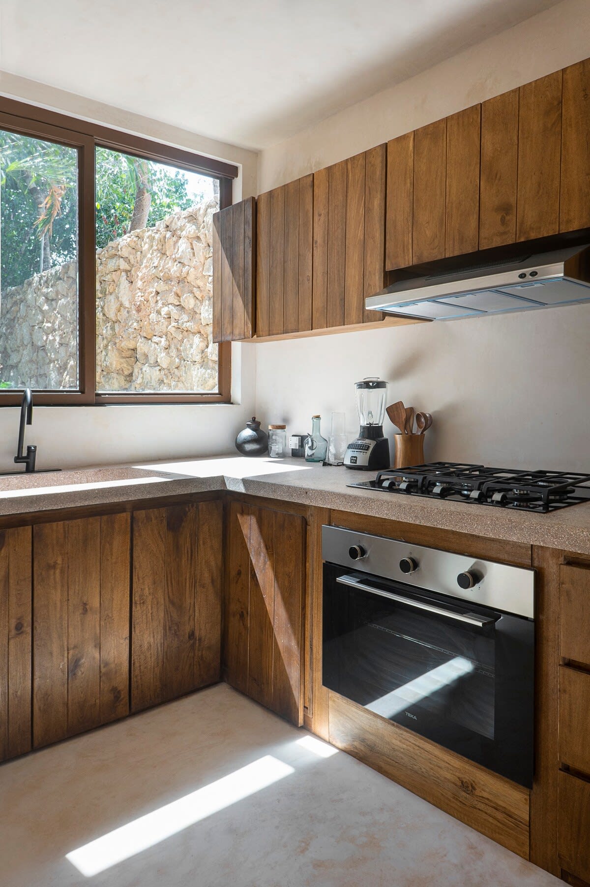 Fully equipped kitchen.