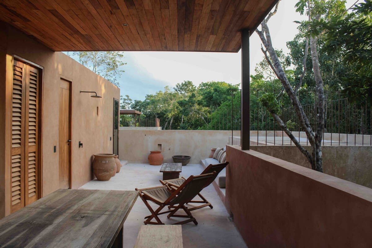Outdoor dining area, perfect for meals al fresco