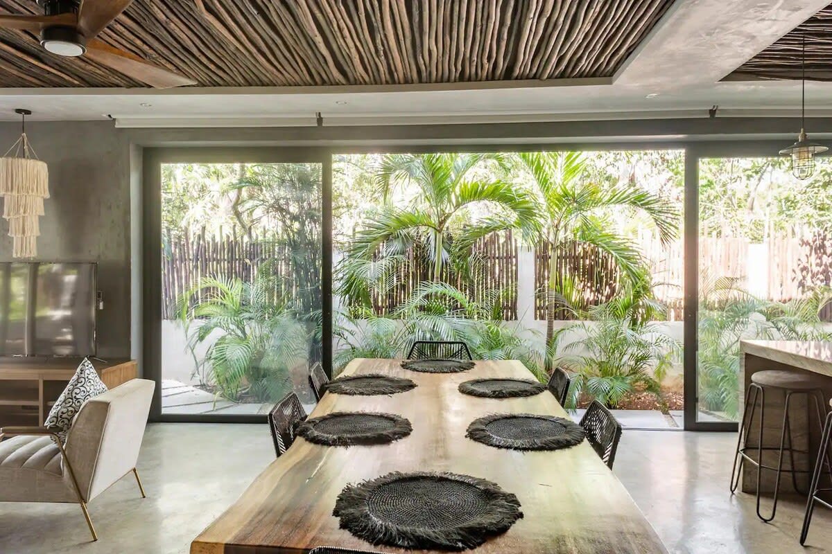 Dining area, suited for 6 seated guests