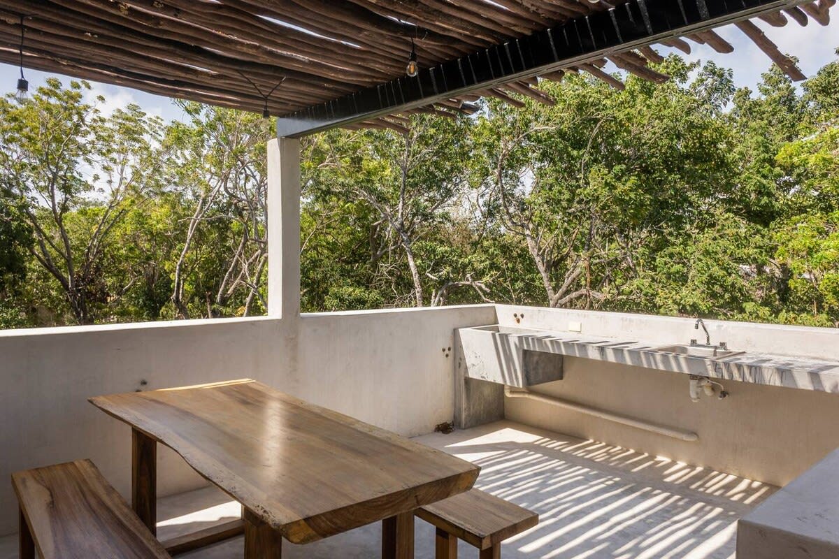 Additional outdoor dining on rooftop