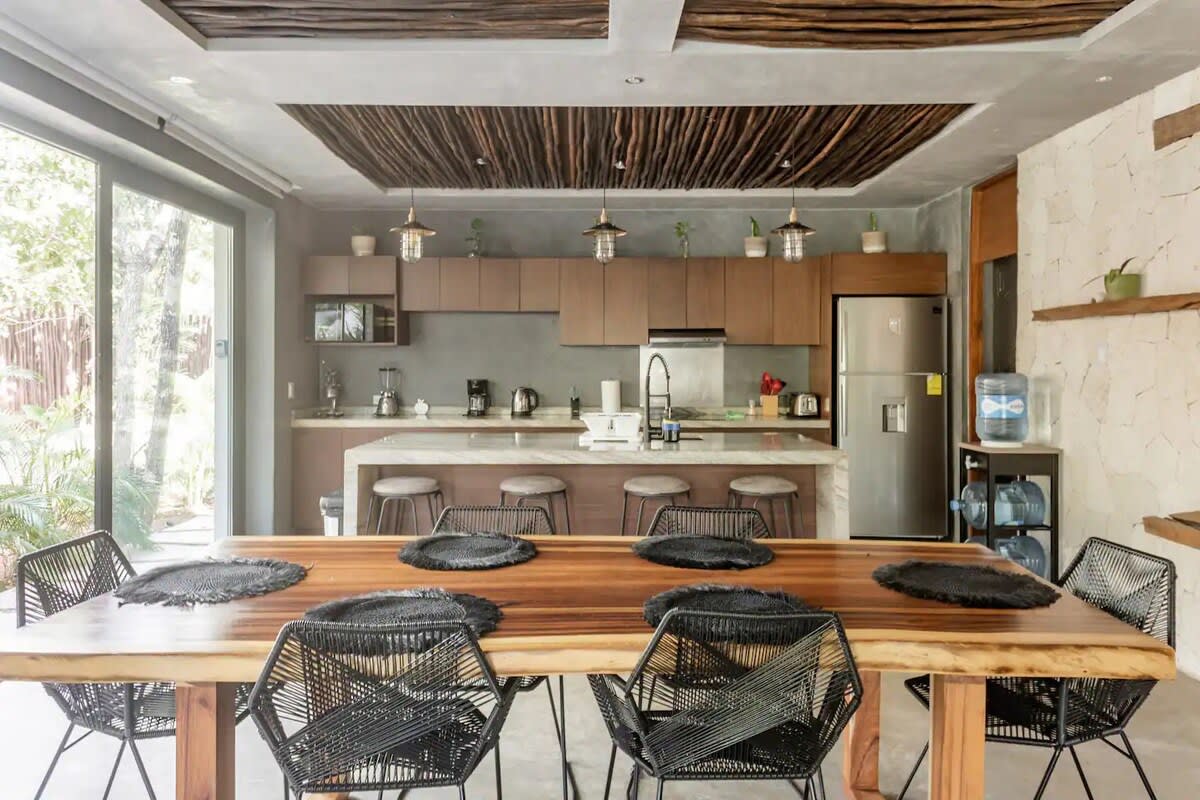 Dining are suited for 6 seated guests, with additional bar top seating