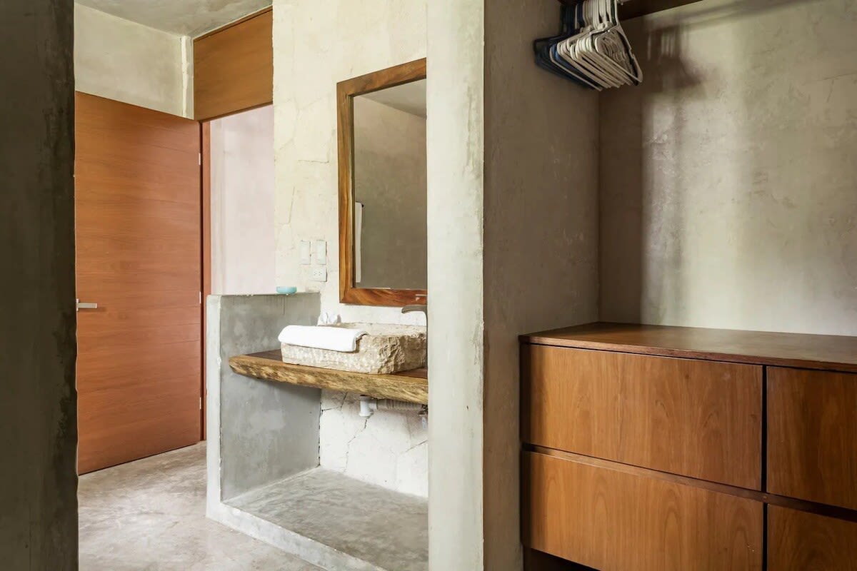 Bedroom 4 ensuite bathroom