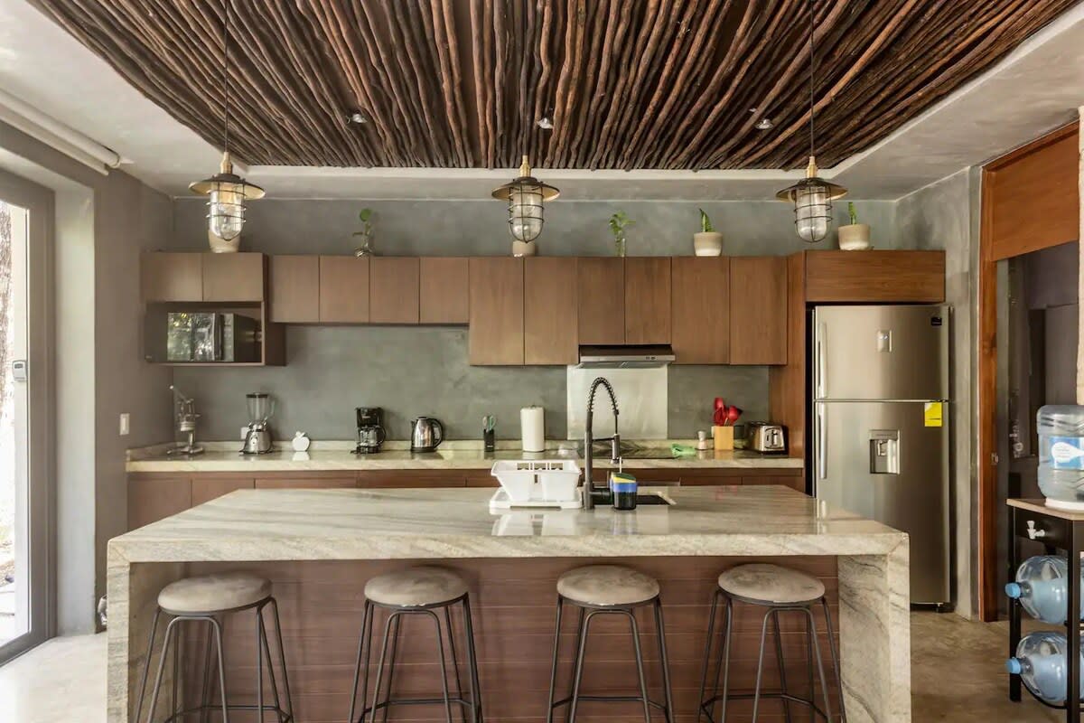 Fully equipped kitchen, with additional bar top seating for 4 guests