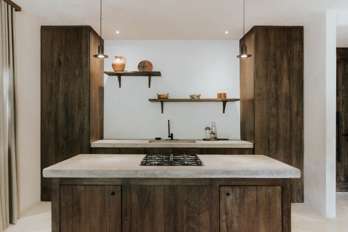 Fully equipped kitchen, with stove, oven and refrigerator tucked away neatly behind the cabinets