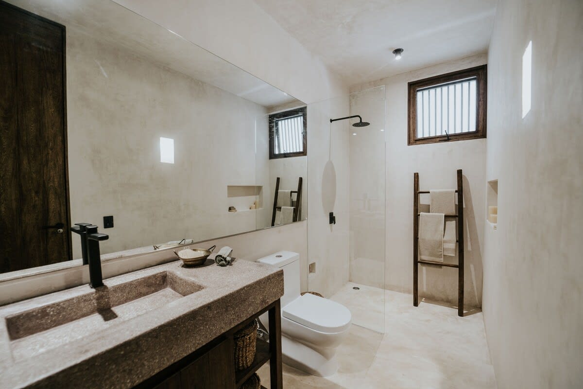 Fully equipped bathroom with all necessary amenities
