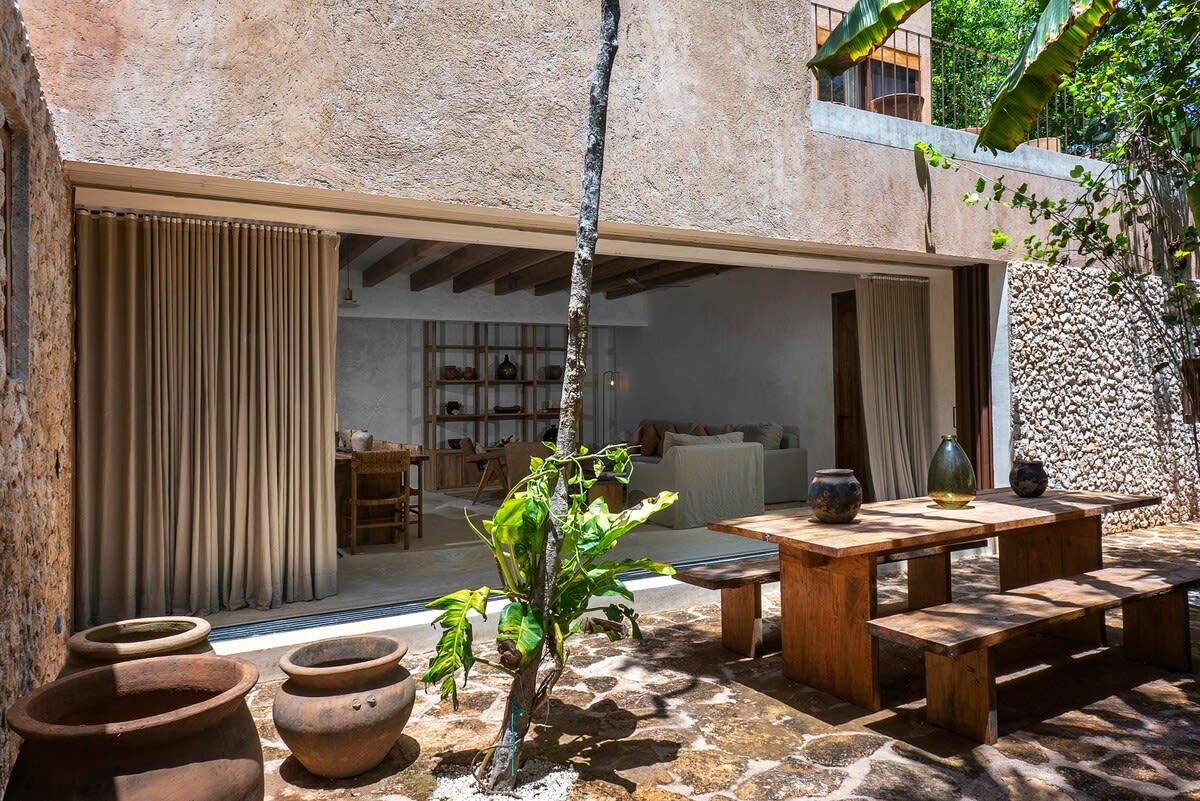 Private patio with an outdoor dining area.
