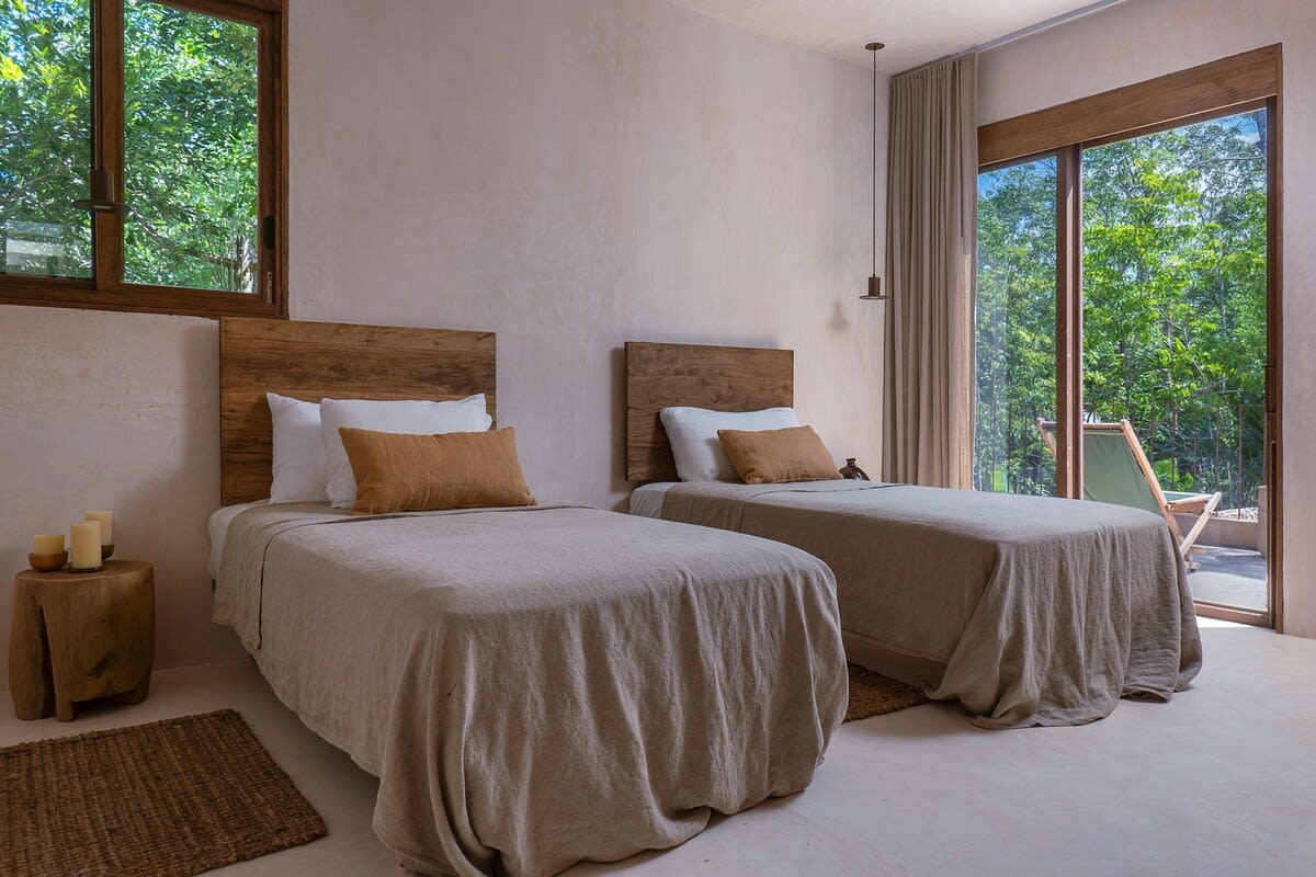 Bedroom with two single beds, located on the second floor.