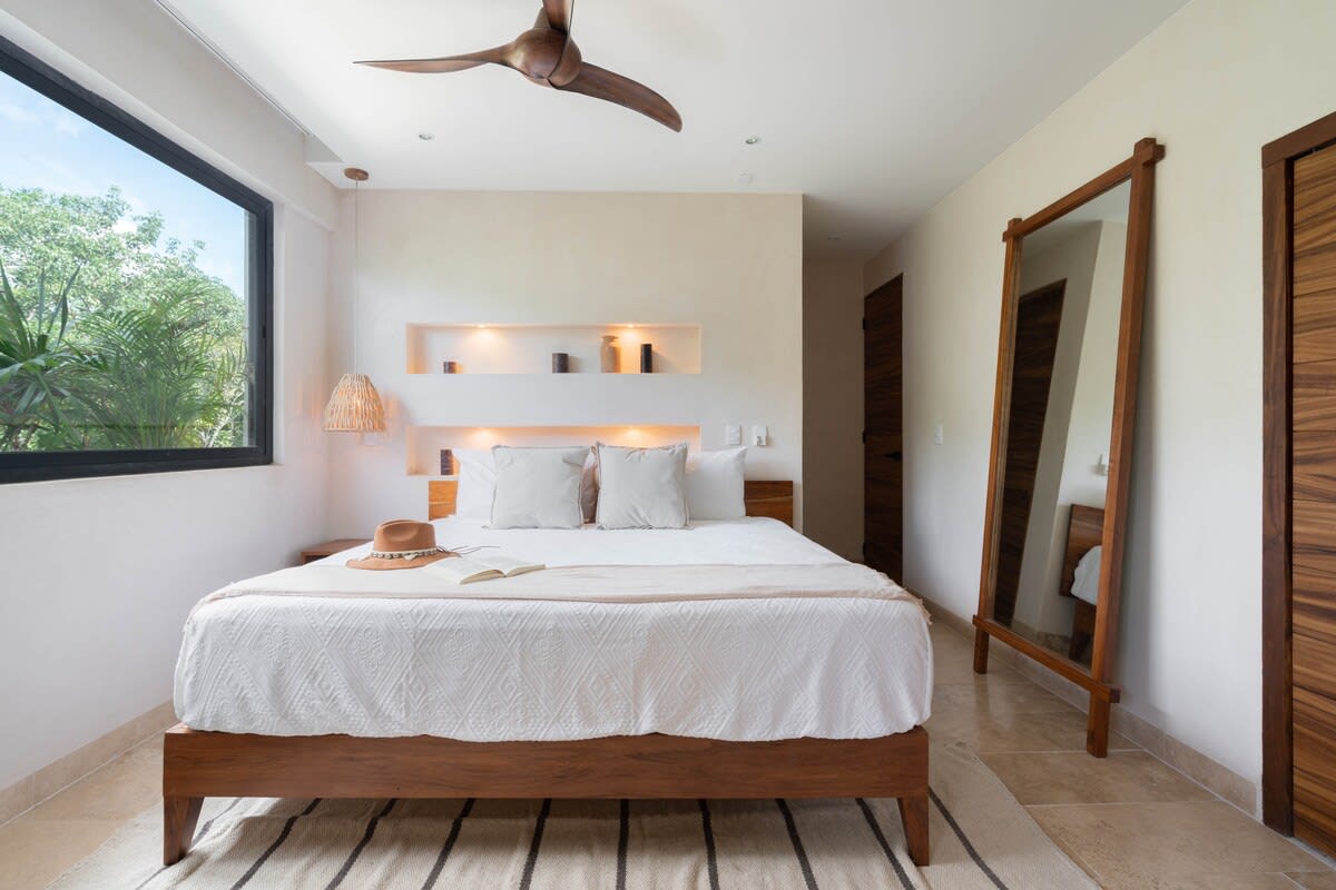 Bedroom with a spacious bed.