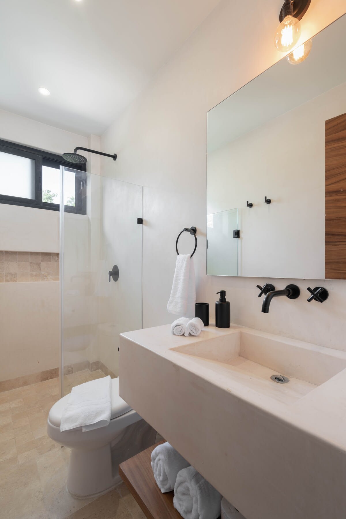 Modern full bathroom.