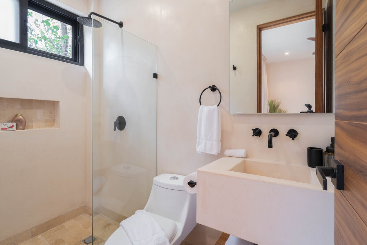 Modern full bathroom.