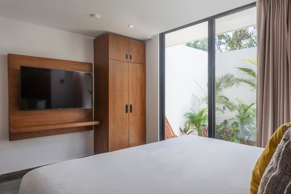 Bedroom #1
Ground floor
House #1
Air conditioner, fan, smart tv