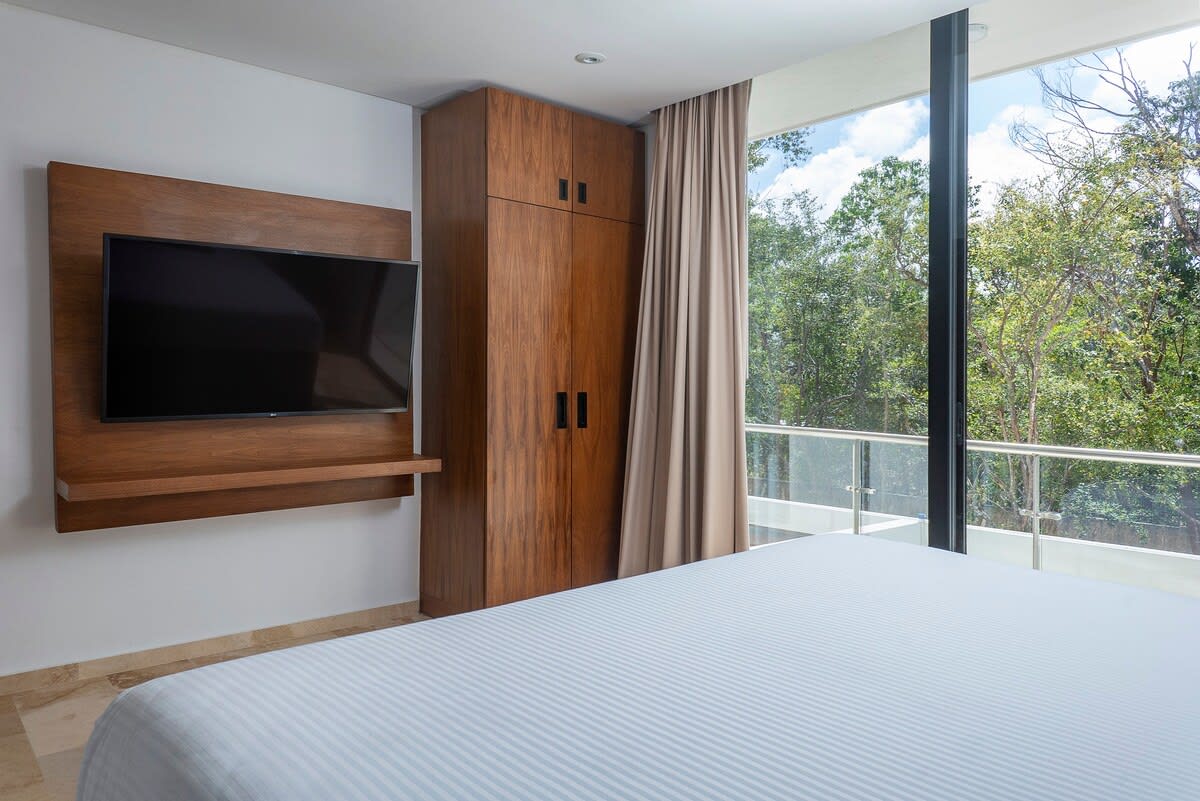 Bedroom #2
First floor
House #1
Air conditioner, fan, smart tv