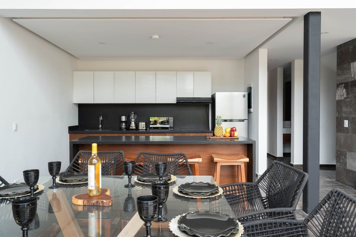 Dining area & kitchen