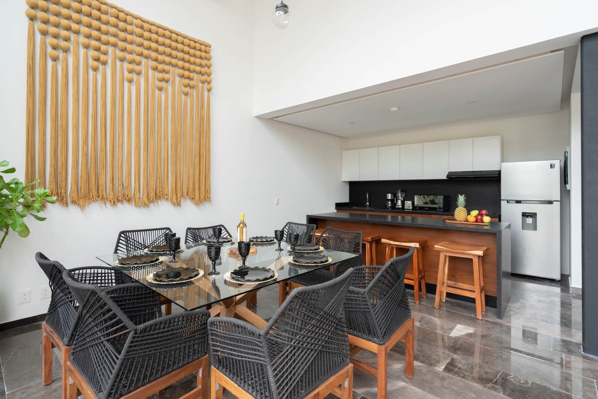 Dining area & kitchen