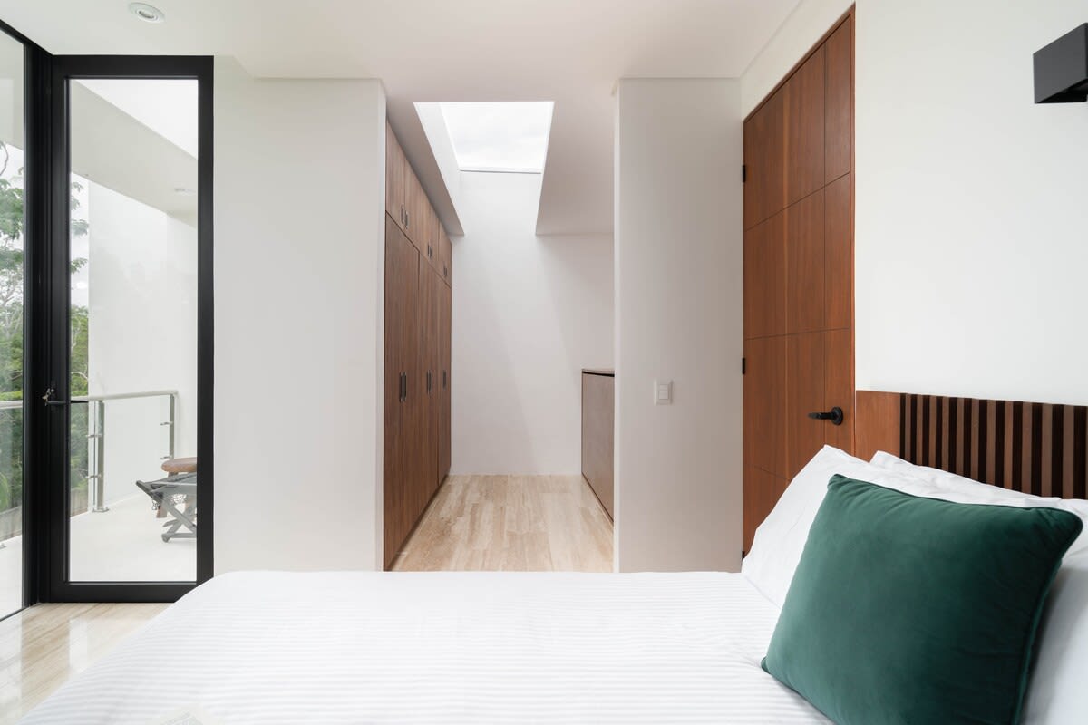 Bedroom #4 / first floor. Air conditioner, fan, smart tv, terrace.