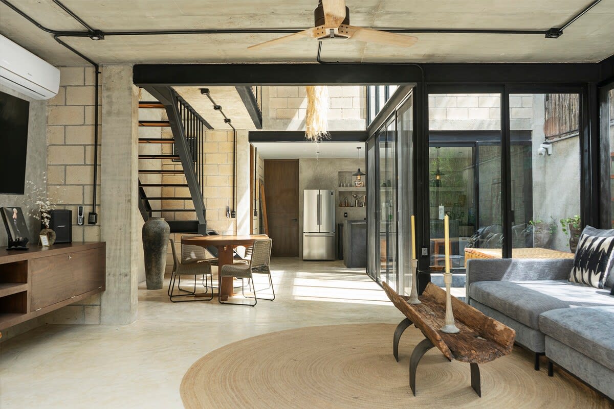 Main house (building 1) - First floor: Living room with smart tv, kitchen and one room with 2 beds