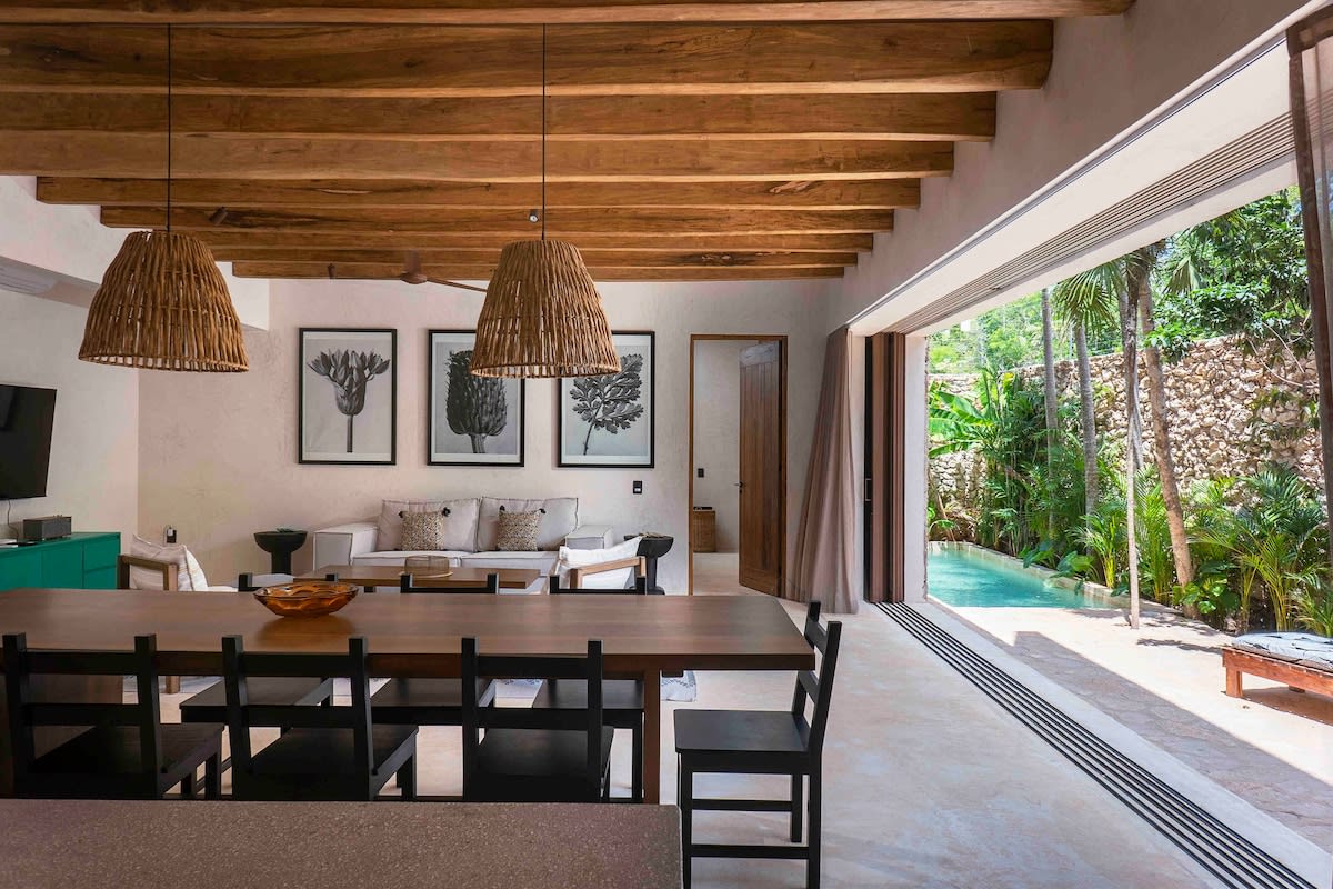 Ground floor with integrated kitchen, living room, and dining room. Windows that connect to the internal patio.