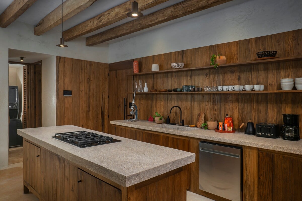 Modern and fully equipped kitchen.