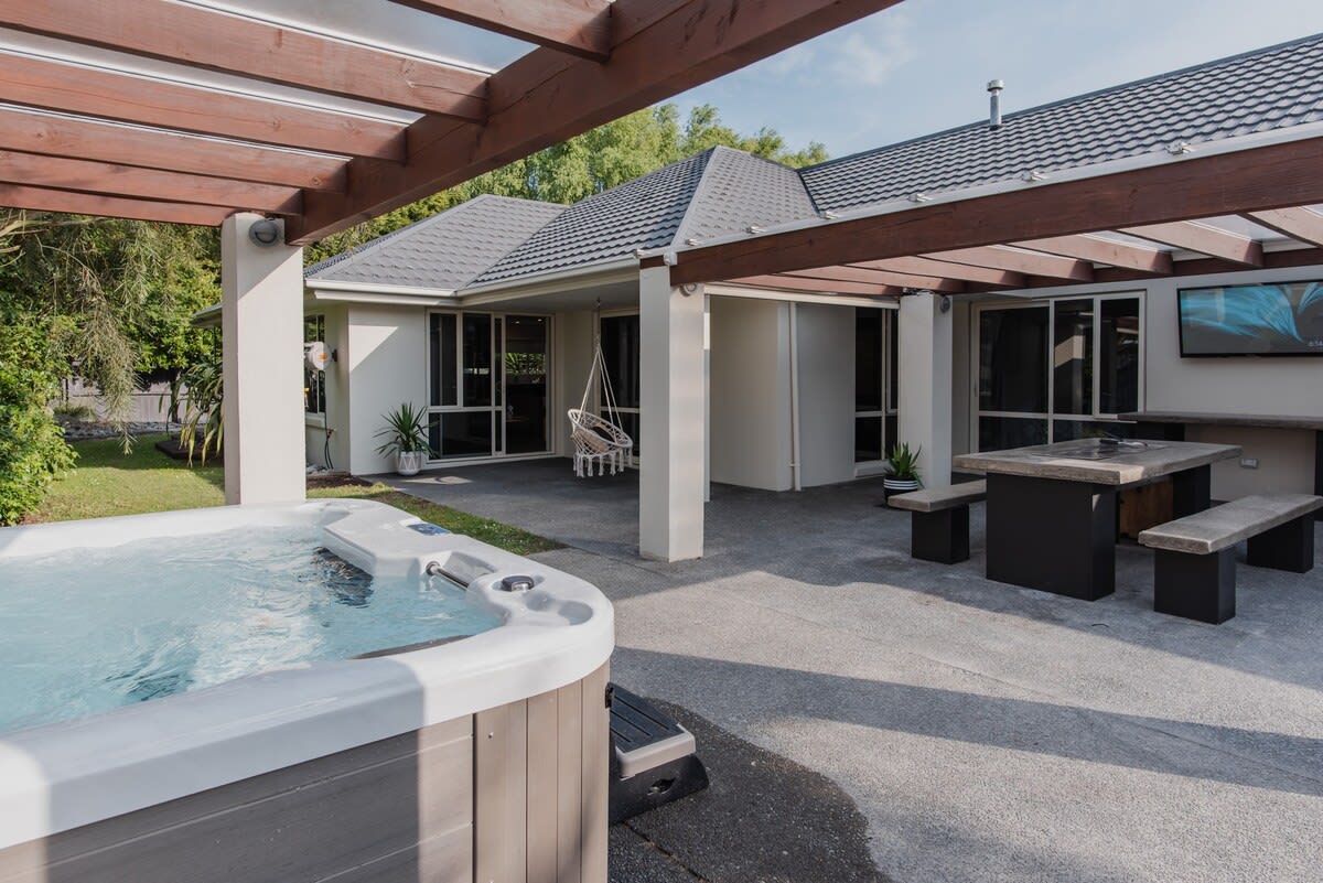 Hidden Gem of Christchurch - Sleeps 13 — Christchurch, Christchurch — vacation rental