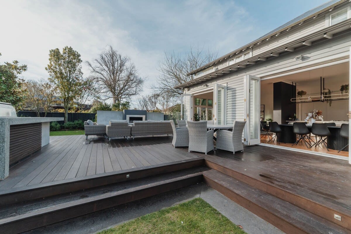 Bel Air Mansion – Sleeps 12 Villa