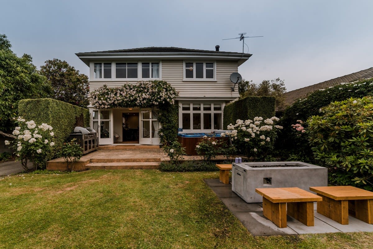 Ultimate Lux Villa in Merivale – Sleeps 16