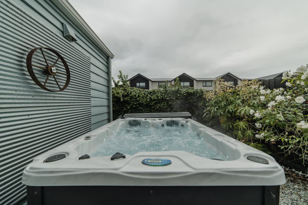 Peaceful City Cottage & Hot Tub