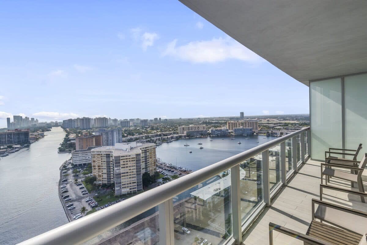 Pool + Infinity View + Balcony + Gym - Picture 1