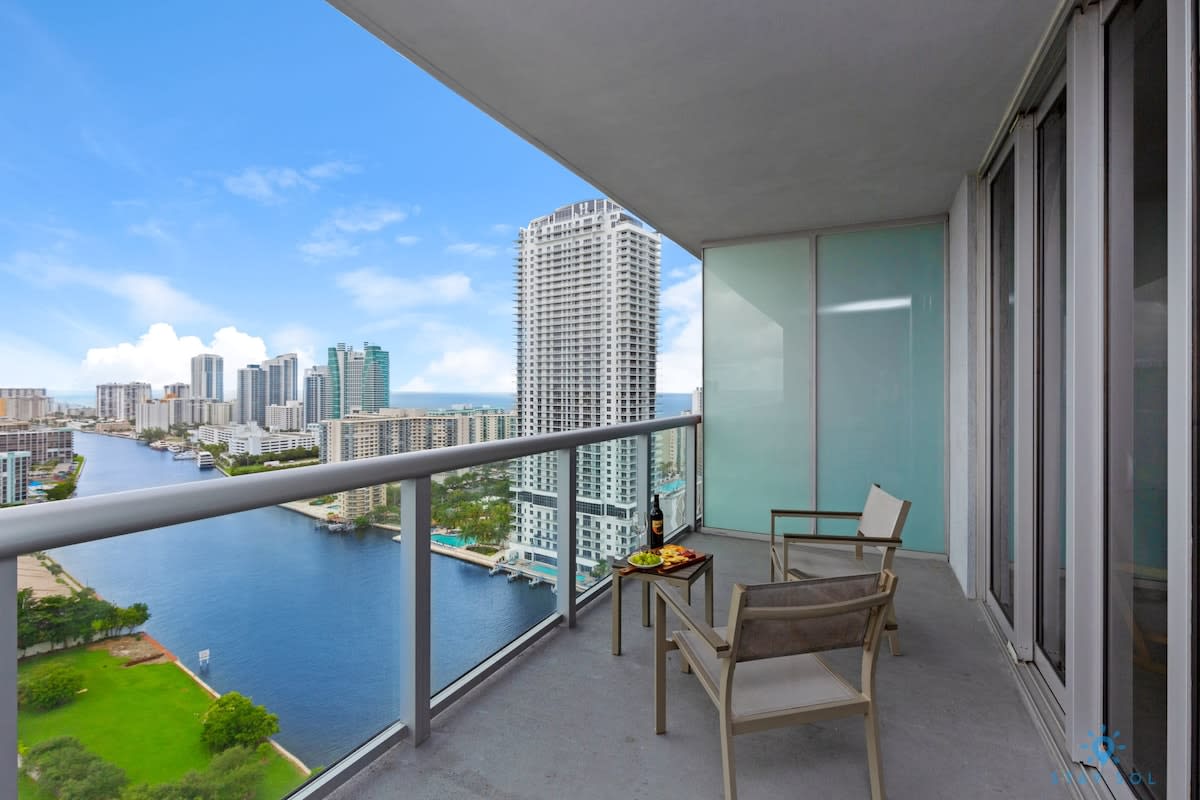 Beachside Stay | Infinite View | Balcony | Miami