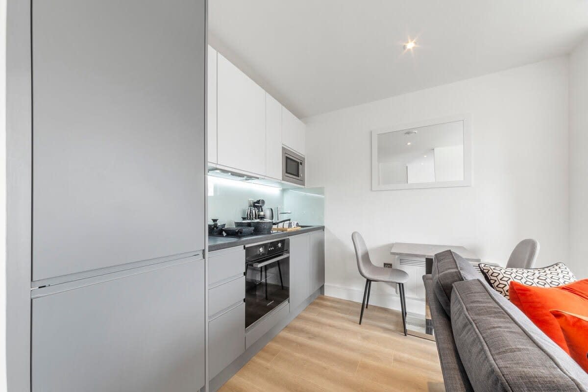 Bright Contemporary Studio in East Grinstead