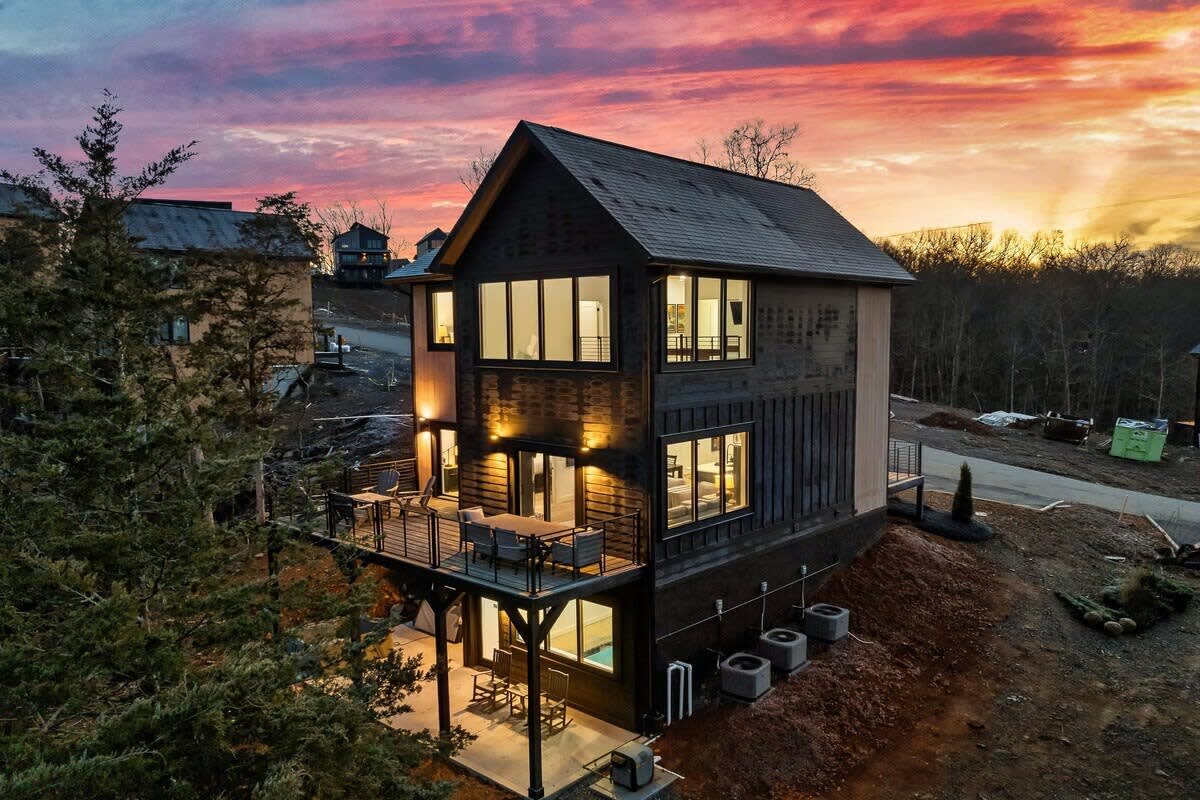 Luxury Cabin Near Dollywood, Indoor Pool, Hot Tub — Sevierville, TN — vacation rental