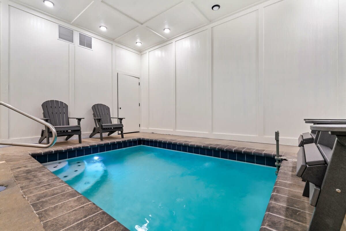 Luxe Cabin W Indoor Pool・Spacious Cabin, Sleeps 10 — Sevierville, TN — vacation rental