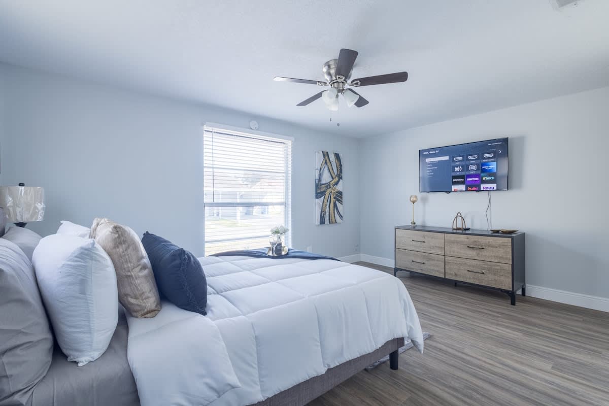 Sleeps 6 Hot Tub Free Parking Cozy Chic in Tampa, FL