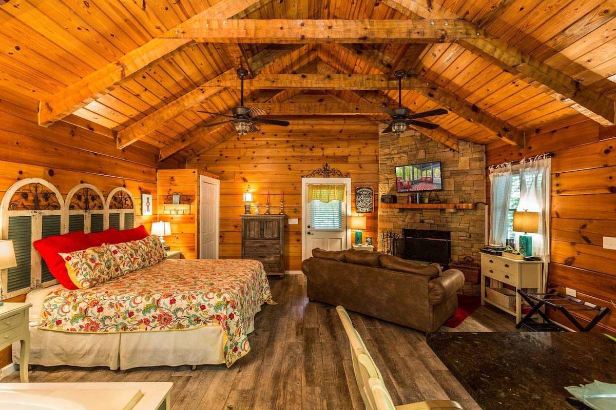 Cozy/Convenient 2 PF Parkway/Screened In Porch — Sevierville, TN — vacation rental
