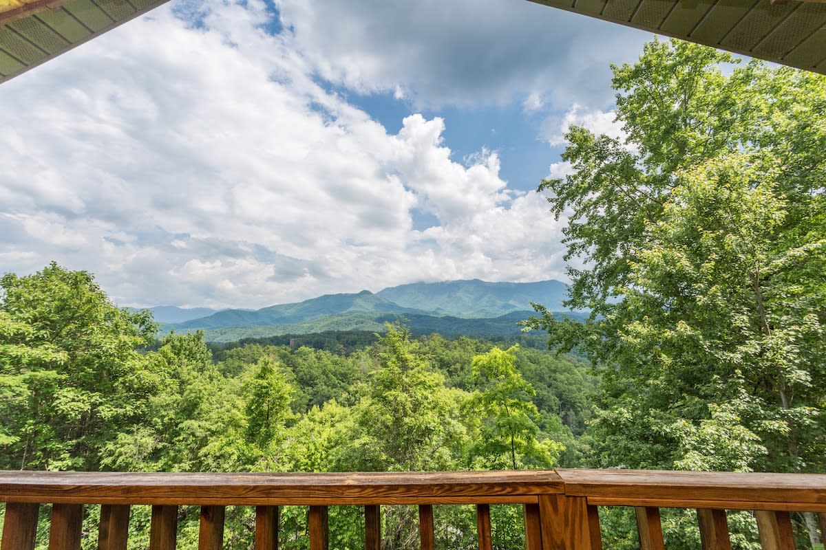 Amazing Mt. LeConte Views/Gatlinburg Log Cabin — Gatlinburg, TN — vacation rental