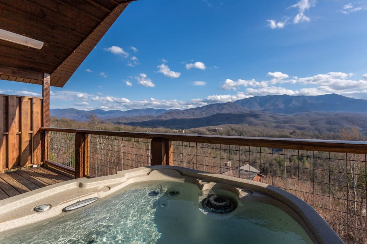 Gigantic Views GSMNP/3.6 Miles 2 DwTn Gatlinburg — Gatlinburg, TN — vacation rental