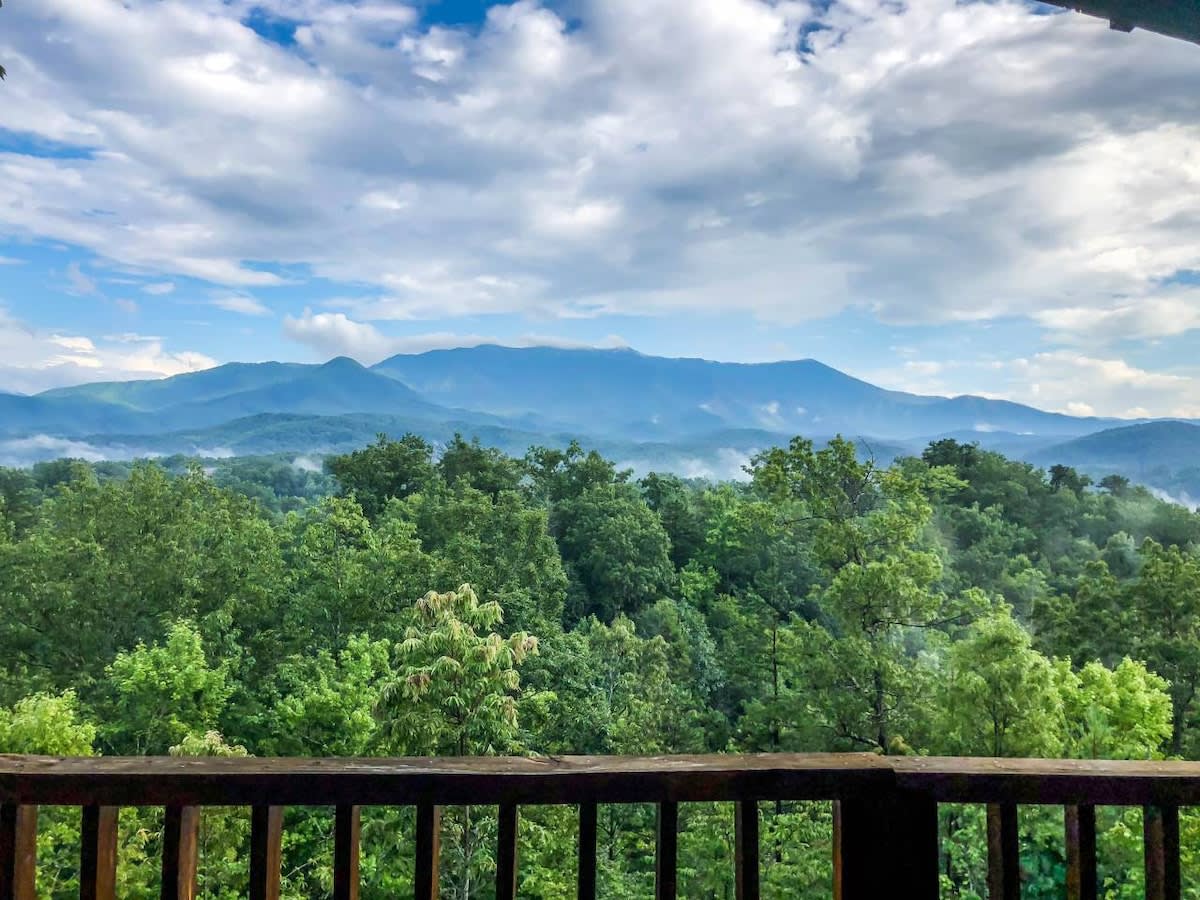 Gigantic Views GSMNP/3.6 Miles 2 DwTn Gatlinburg — Gatlinburg, TN — vacation rental