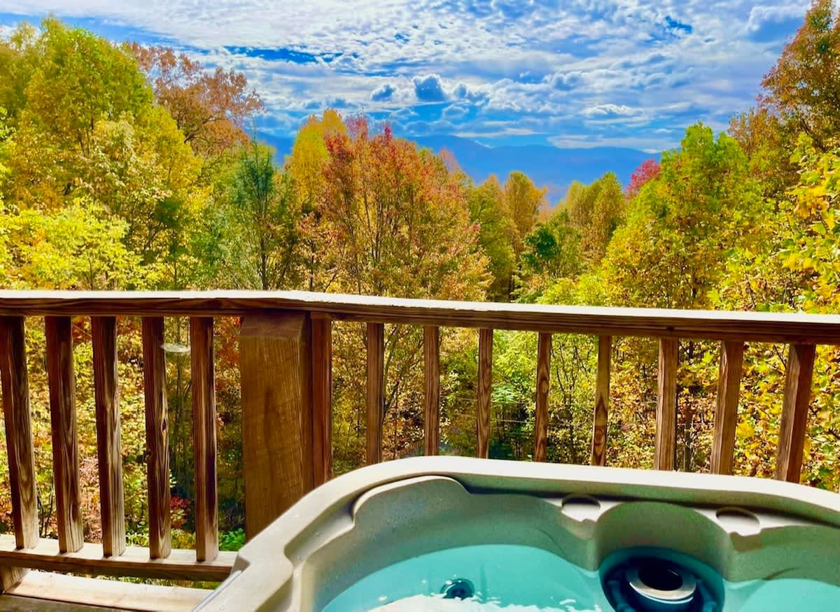 Amazing Views GSMNP/3.5 Miles 2 DwTn Gat/Hot Tub — Gatlinburg, TN — vacation rental